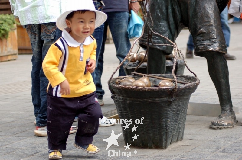 The child and the statue
