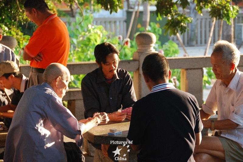 Chinese poker in the street